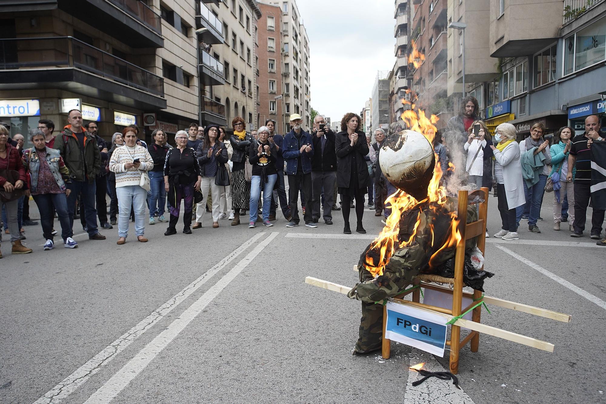 Cremen un ninot del rei a Girona