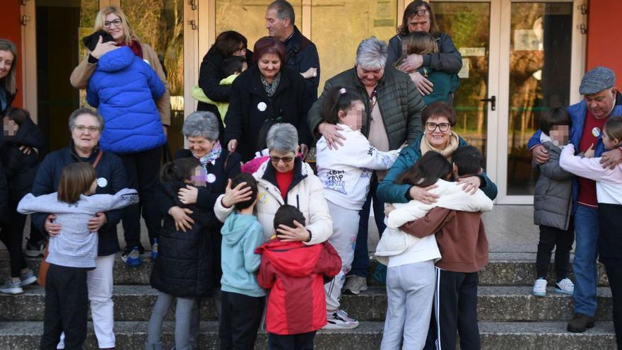 Reencuentro en el Vales: los abuelos vuelven al cole | CARLOS PARDELLAS