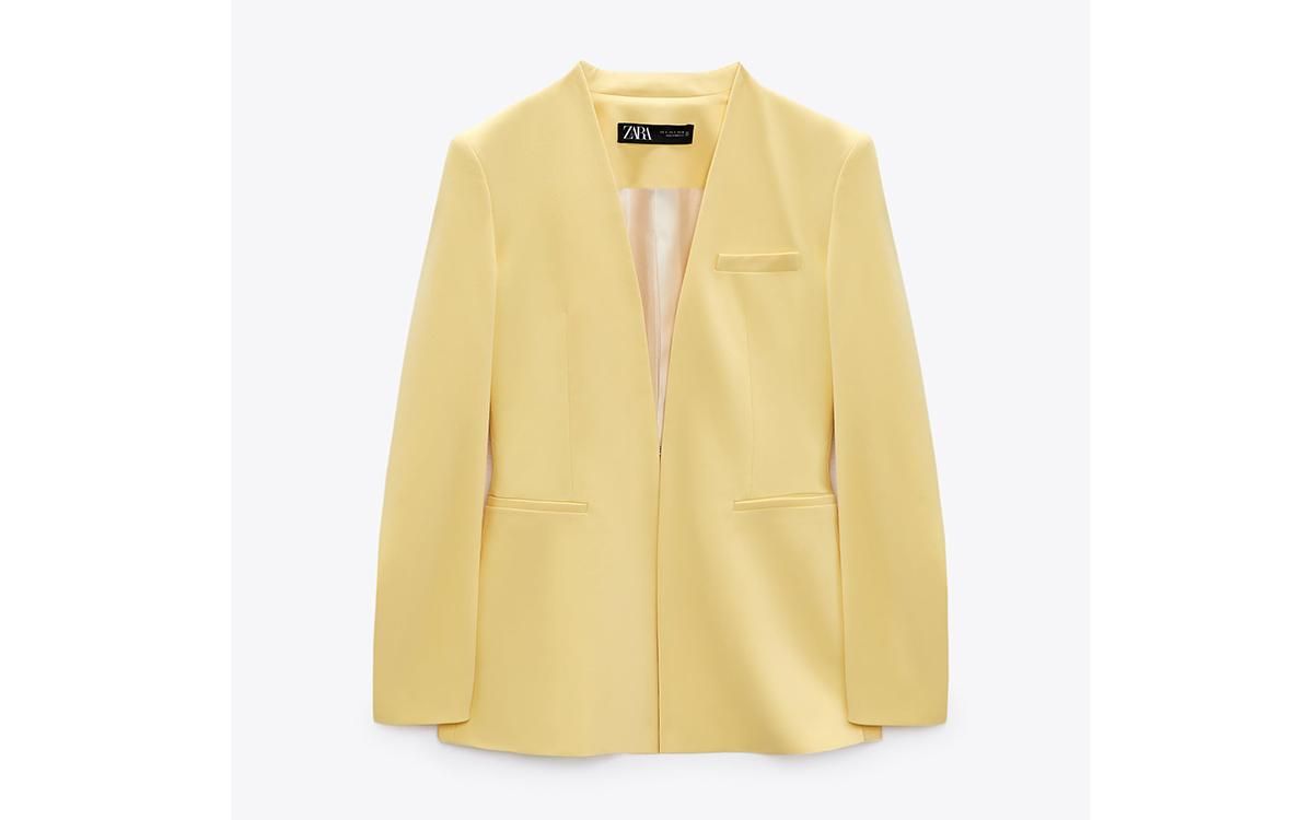 Chaqueta larga en amarillo vainilla de Zara, 39,95 euros.