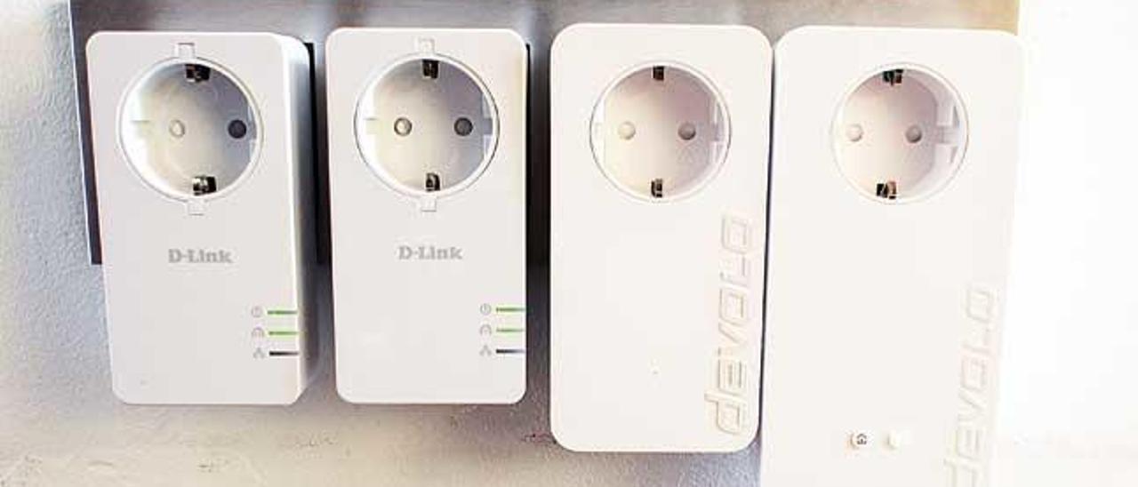 Los dos conjuntos de dispositivos PLC más avanzados que existen y los que mejor nos han funcionado: el D-Link PowerLine AV2 1000 y el Devolo dlan 1200+ WiFi ac.