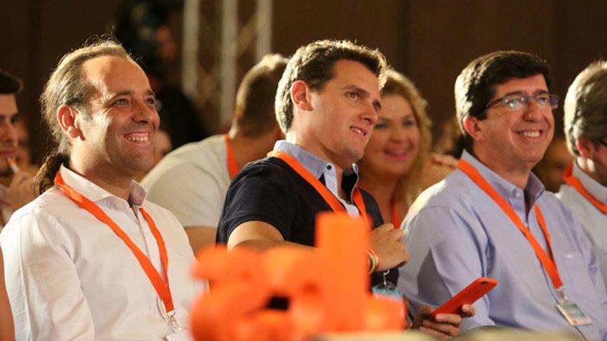 Juan Cassá con Albert Rivera y Juan Marín durante un encuentro de Cs en Málaga.