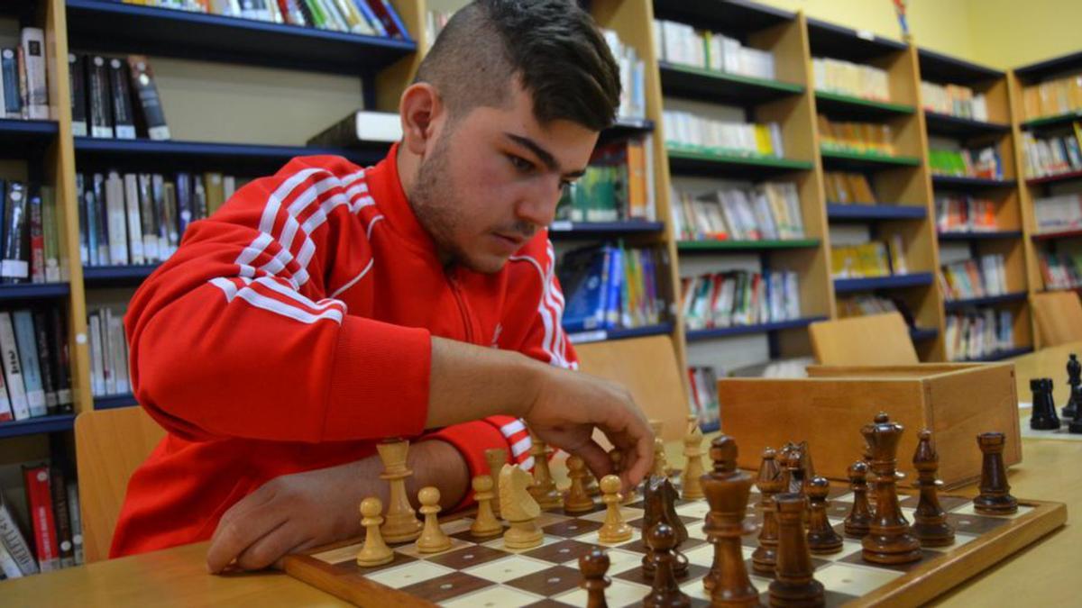 Abel Torre, ante un tablero de ajedrez, ayer, en Trevías. | A. M. Serrano