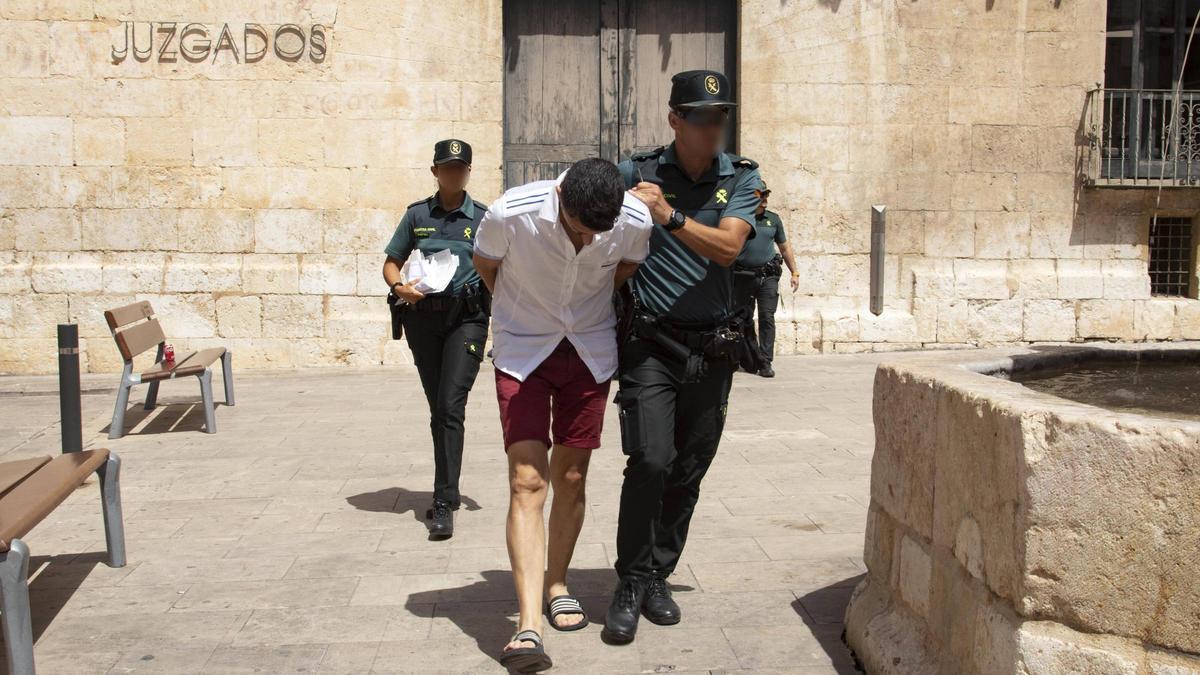 Un acusado de atracar un banco en la Llosa de Ranes, a su salida de los juzgados de Xàtiva.