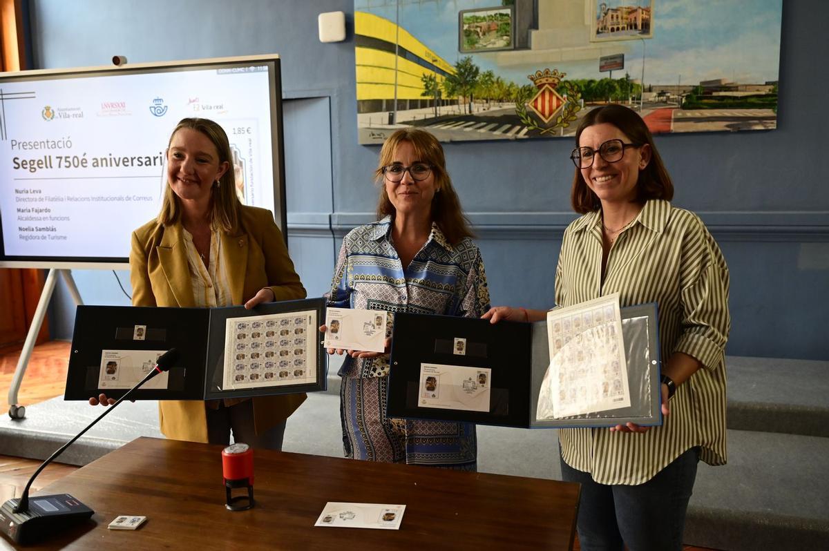 Imagen del acto de presentación, en el mes de junio, del sello emitido por Correos para conmemorar el 750º aniversario de la fundación de Vila-real.