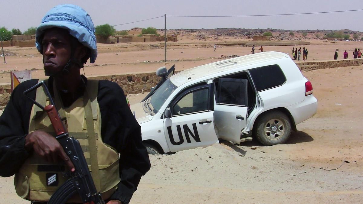 Kidal, norte de Malí, 14 de julio de 2016.- Un soldado de la mision MINUSMA de Naciones, junto a un vehículo descarrilado tras la explosión de una bomba improvisada.