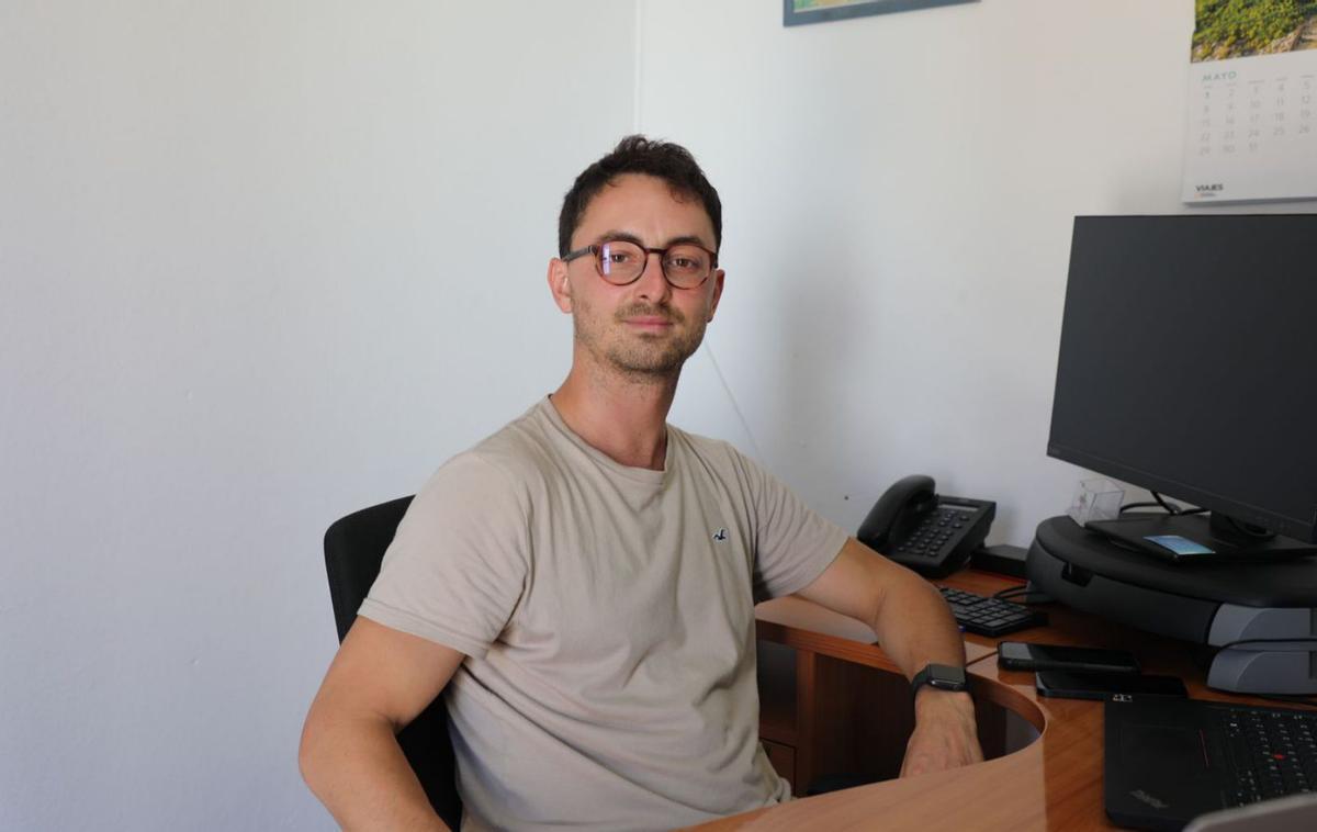 El conseller insular de Turismo y Vivienda de Formentera, en su despacho. | C.C.