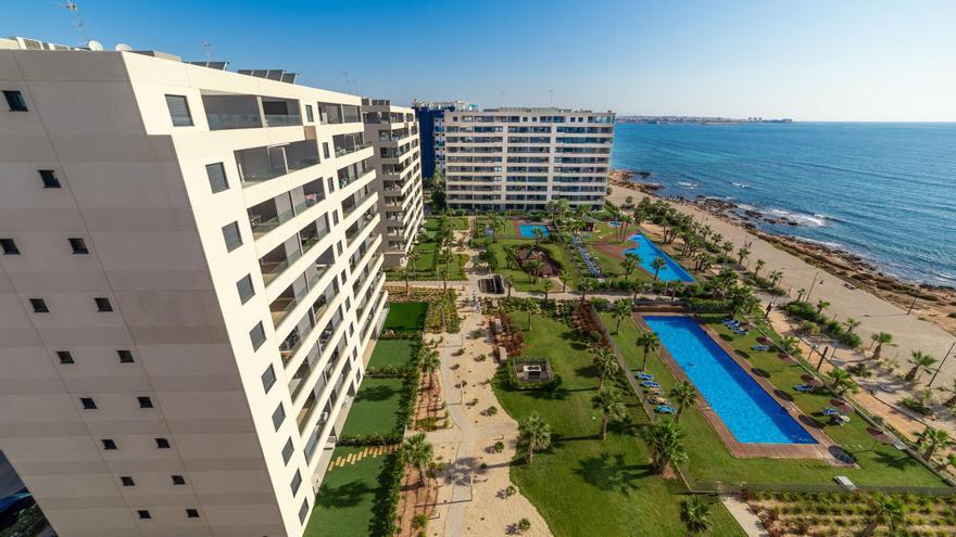 Vivir en la playa: Los impresionantes residenciales Valonia Resort y Posidonia que Grupo Gomendio vende en Torrevieja