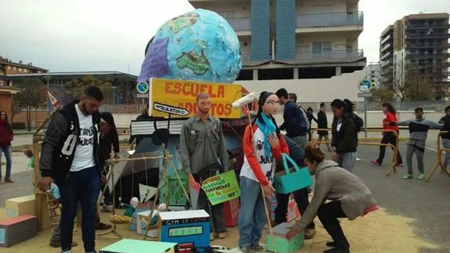 Jóvenes de la Coma claman contra las injusticias en su falla