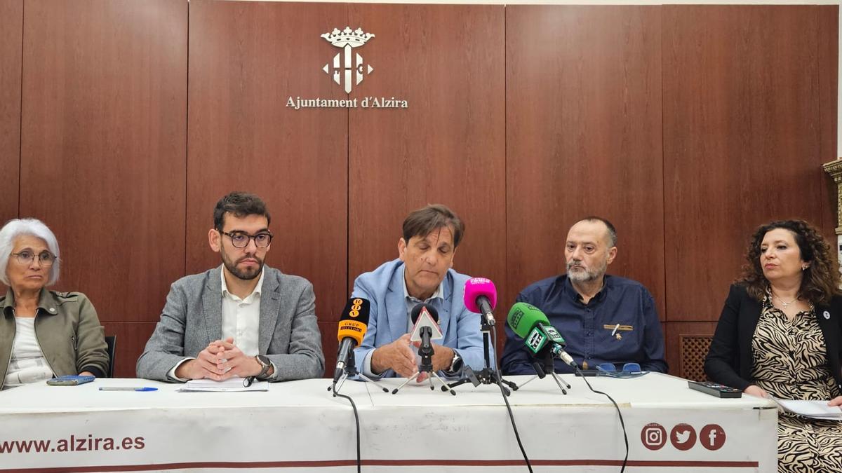 La concejala de Educación, el concejal de Urbanismo, el alcalde de Alzira, el director del IES Rei en Jaume y una representante del AMPA.