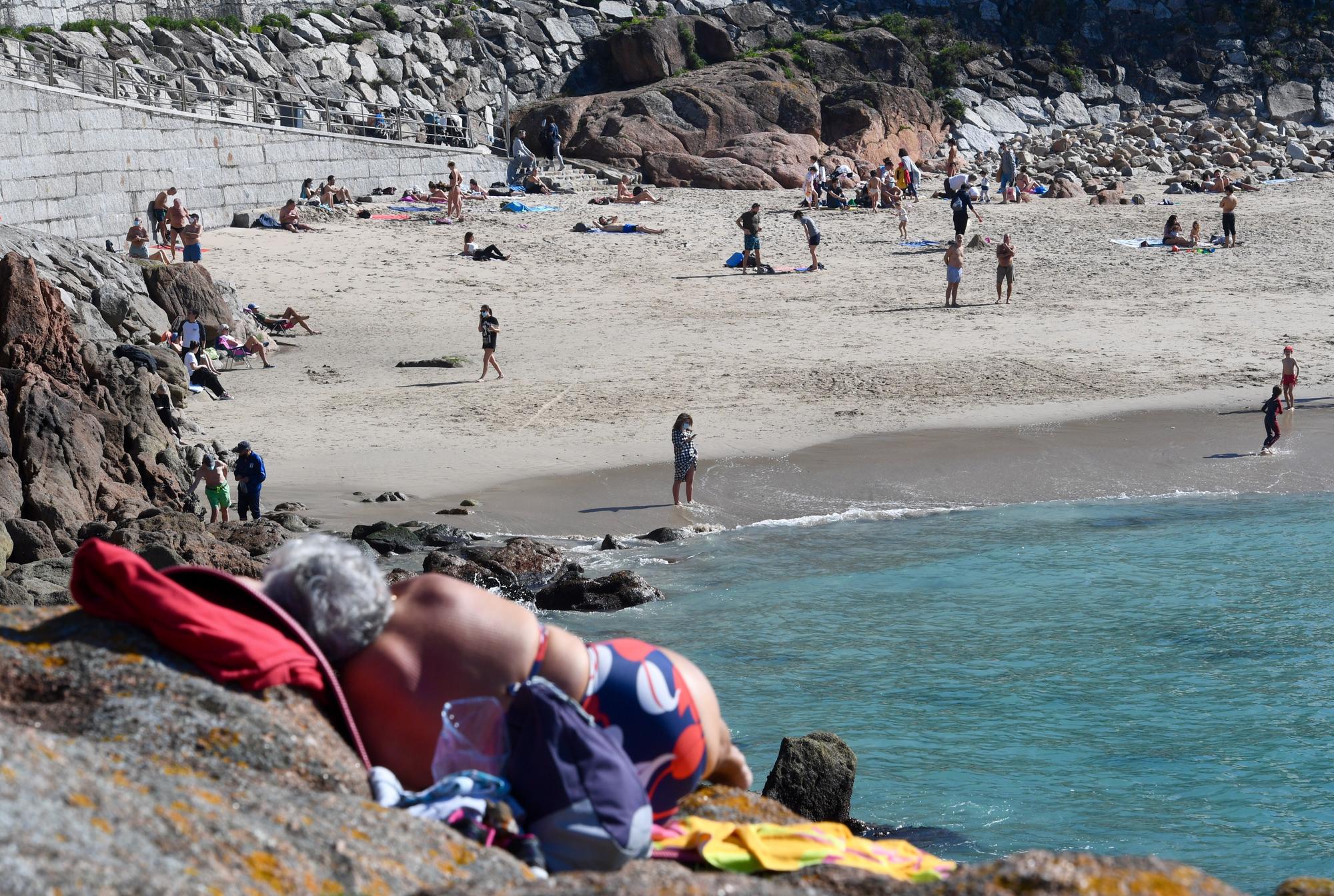 Sol, playa, paseos y terrazas llenas con señalización segura en A Coruña