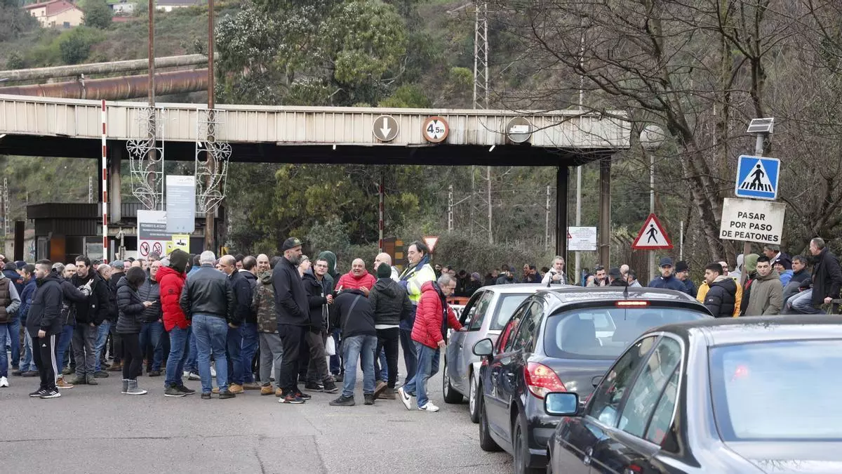 Así se vivió la tercera jornada de huelga de las empresas auxiliares en la planta de Arcelor en Veriña