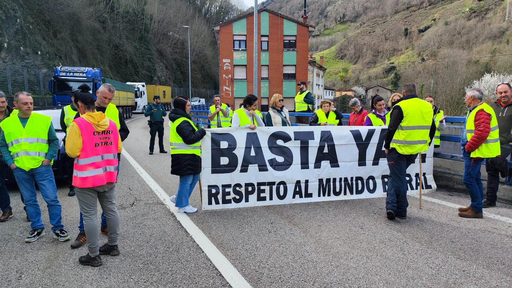 Tractorada en Asturias: el campo sale a protestar por diversas carreteras de la región