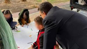 El alcalde ayuda a un joven a realizar un mural en una actividad educativa de Alfafar.