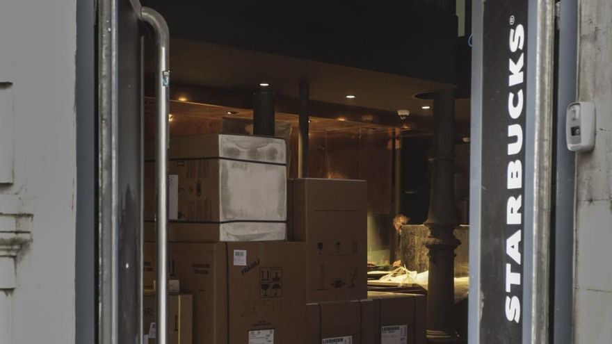 El interior del Starbucks de Oviedo con varias cajas en su interior.