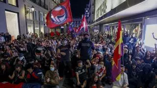 Tres detenidos y pelotas de goma para frenar a manifestantes de extrema derecha que intentaban llegar a la acampada de Sol