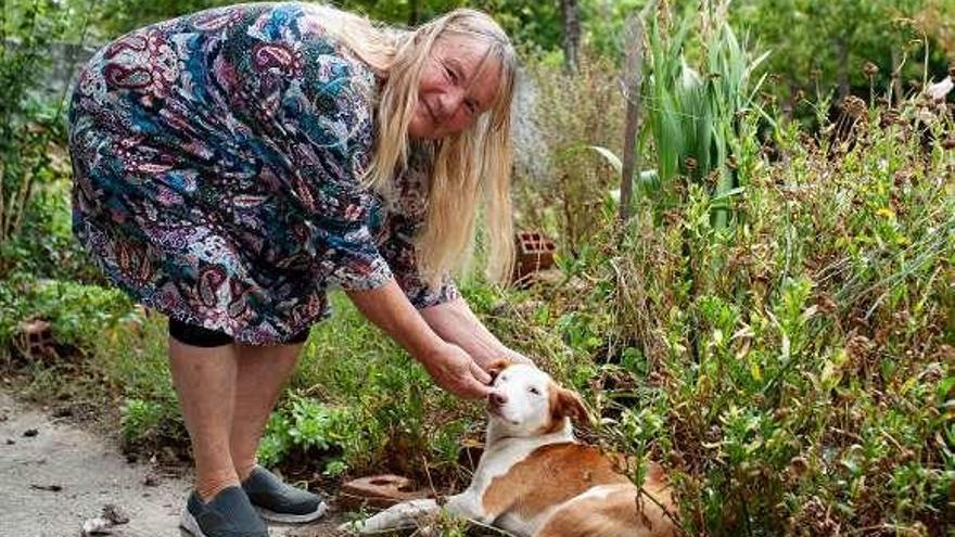 Angélica, alemana afincada en A Ramallosa, lo notó en cama; lo anticipó su perro. // B.L.