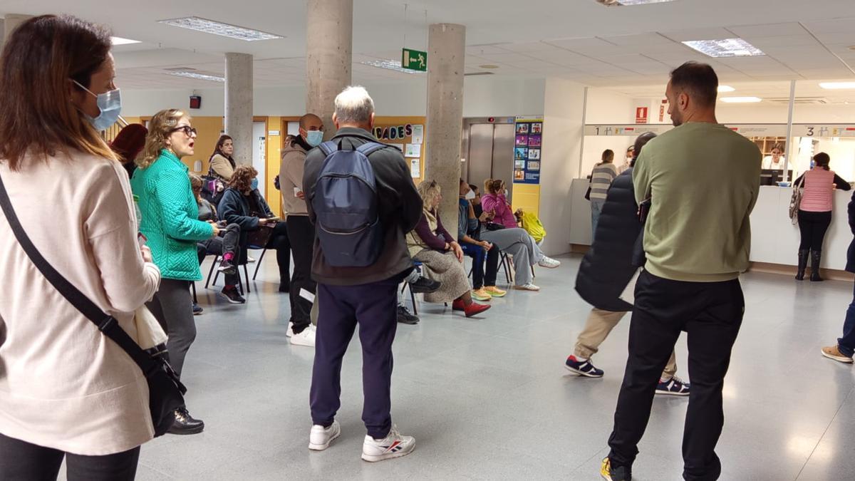 Pacientes, este miércoles en el centro de salud de San Blas, en Alicante