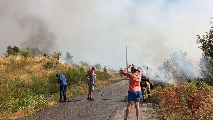 Un incendio en As Neves cercano a viviendas obliga a movilizar a la UME