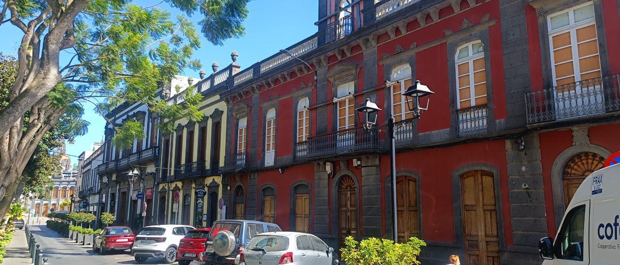 Vista exterior del inmueble, junto al Parque de Las Flores de Arucas y las Casas Consistoriales al fondo.