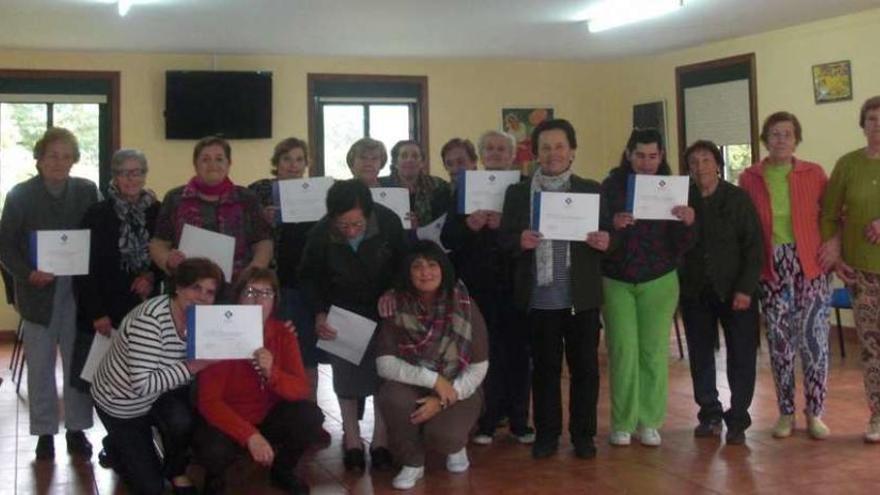 Entrega de diplomas del curso de dinámica de grupos y juegos tradicionales en Laro.