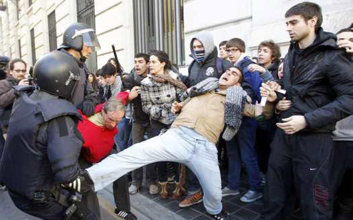 La Policía carga otra vez contra los estudiantes en Valencia