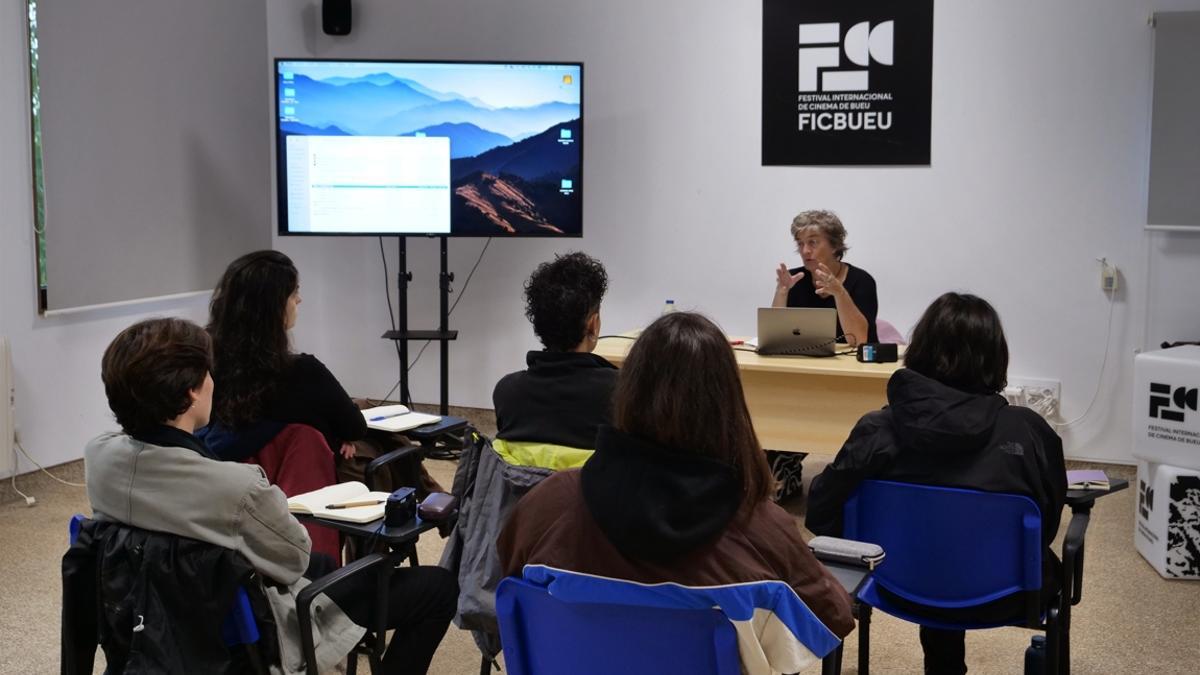 Las cineastas y Eva Gancedo durante la sesión de ayer en la isla de Ons.