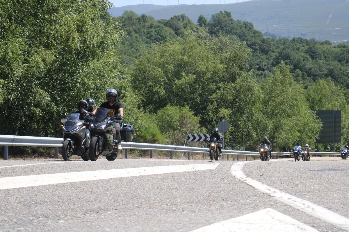 Medio centenar de kilómetros de curvas y paisajes para 3.000 moteros