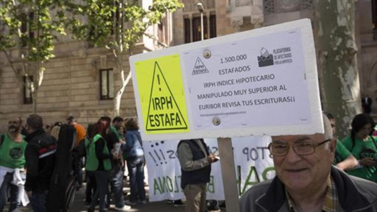 Protesta frente a la Audiencia de Barcelona contra el índice IRPH.