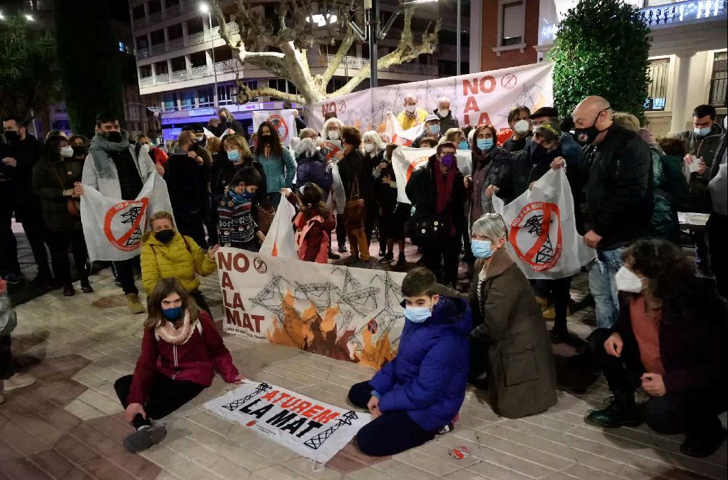 Mil personas dicen ‘no’ al proyecto de la MAT en Castelló