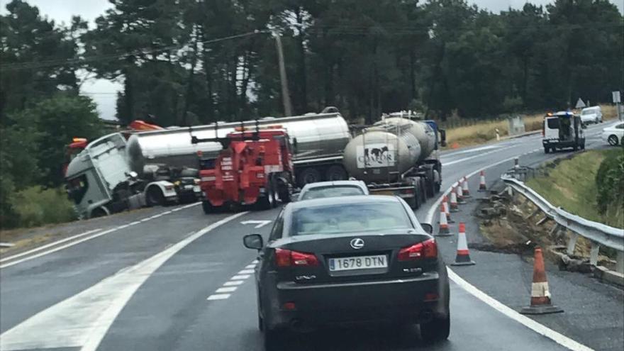 Una cisterna de leche registra una salida de vía en la N-640