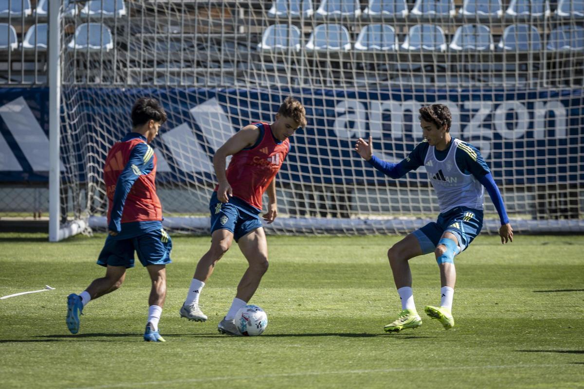 Dani Gómez intenta regatear a Juan Sebastián en una sesión de entrenamiento.