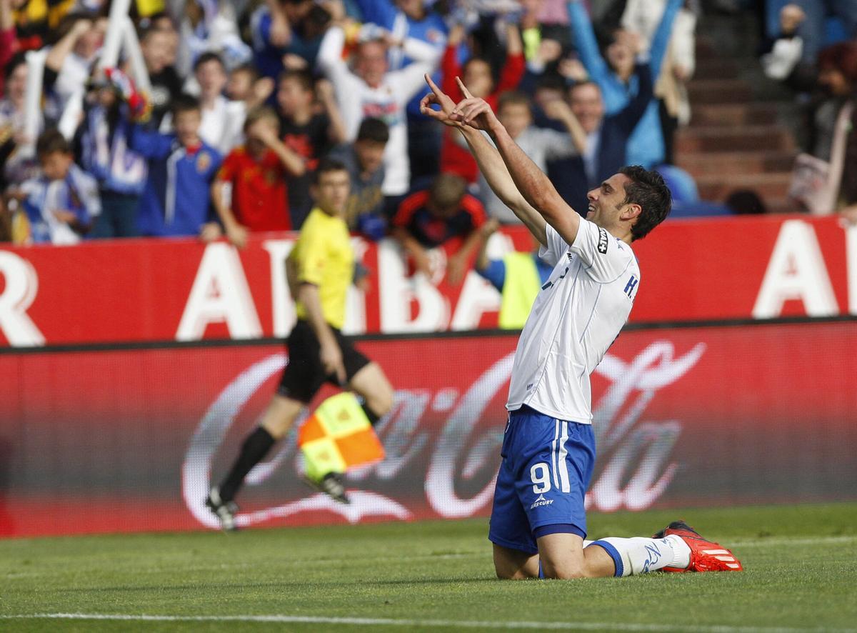 Hélder Postiga celebra un gol en La Romareda contra el Atlético de Madrid