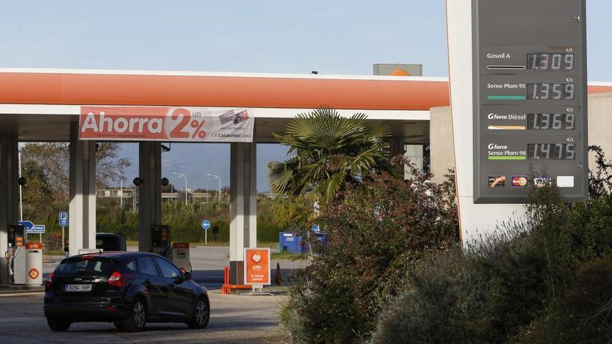 Un coche entra en una gasolinera de la cadena Galp.