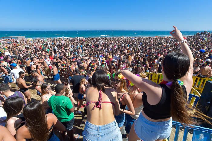 Fiesta de carnaval en la playa