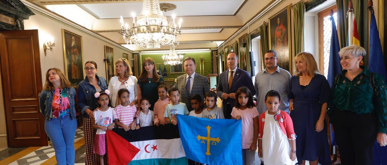 El alcalde de Oviedo recibe a los niños del Sáhara en el ayuntamiento.