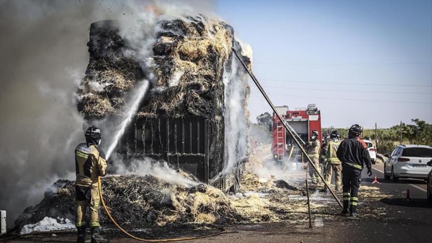 Arde un camión cargado de pacas