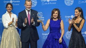 Paloma Sánchez-Garnica, junto a los Reyes, tras recibir el premio Planeta.