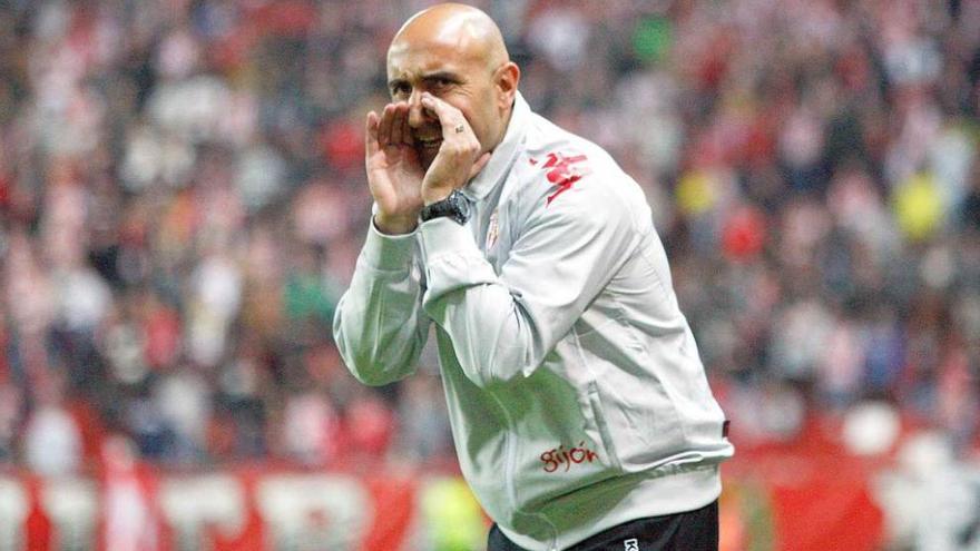 Abelardo grita instrucciones durante el partido.