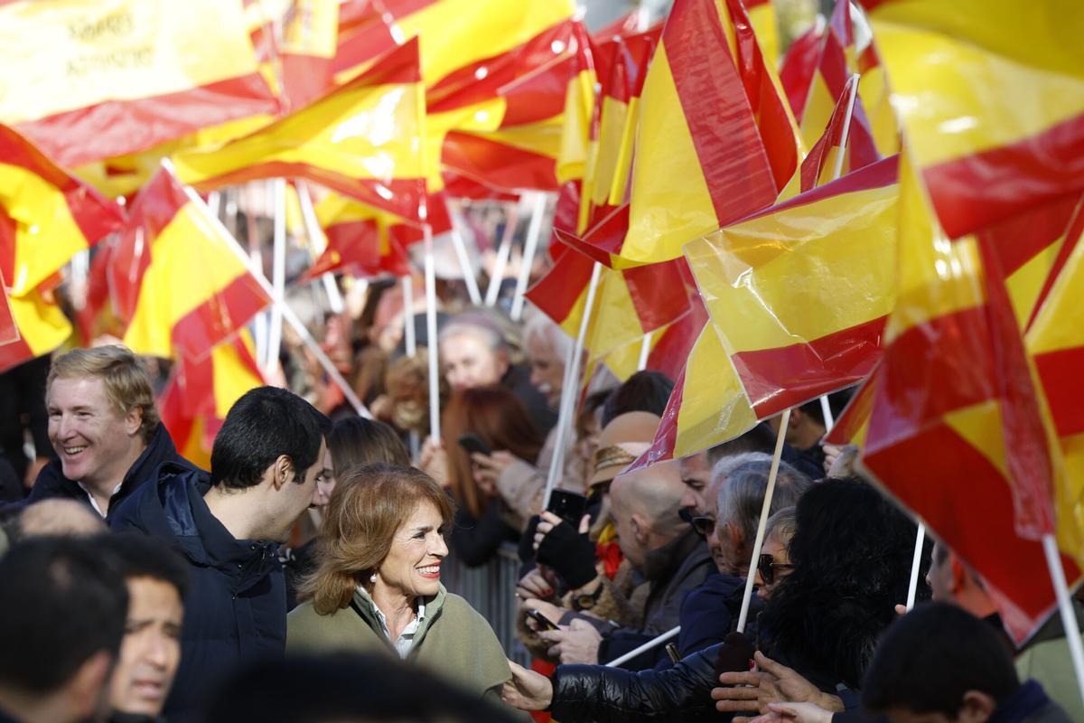 MADRID, 30/11/2025.- Ana Botella participa en las protestas contra el Gobierno de Pedro Sánchez, por los casos de corrupción que protagonizan José Luis Ábalos, Koldo García y Santos Cerdán, convocada por el Partido Popular (PP) en el Templo de Debod en Madrid, este domingo. EFE/ Juanjo Martín