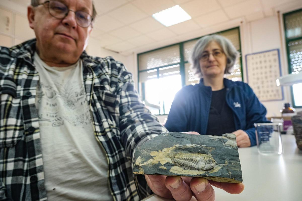 Los paleontólogos de la Universidad de Extremadura, Mónica Marti y Soren Jensen, muestran un fósil de Trilobite