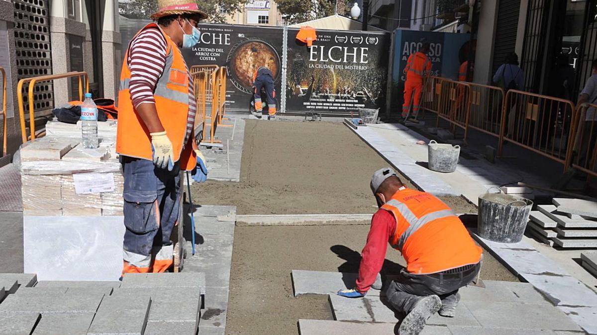 Los trabajos en la calle Victoria son una de las causas del sobrecoste del 30% de la obra. | ANTONIO AMORÓS