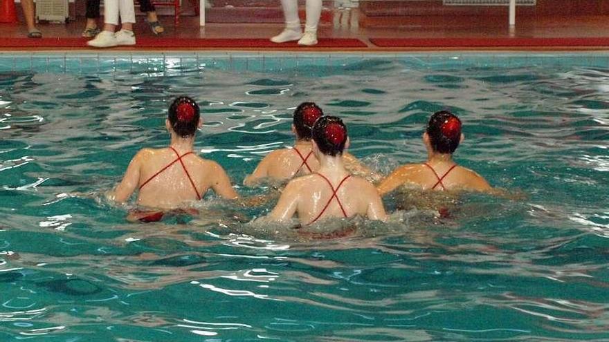 Las nadadoras del Sincro Ourense, durante su participación en Vigo. // FdV