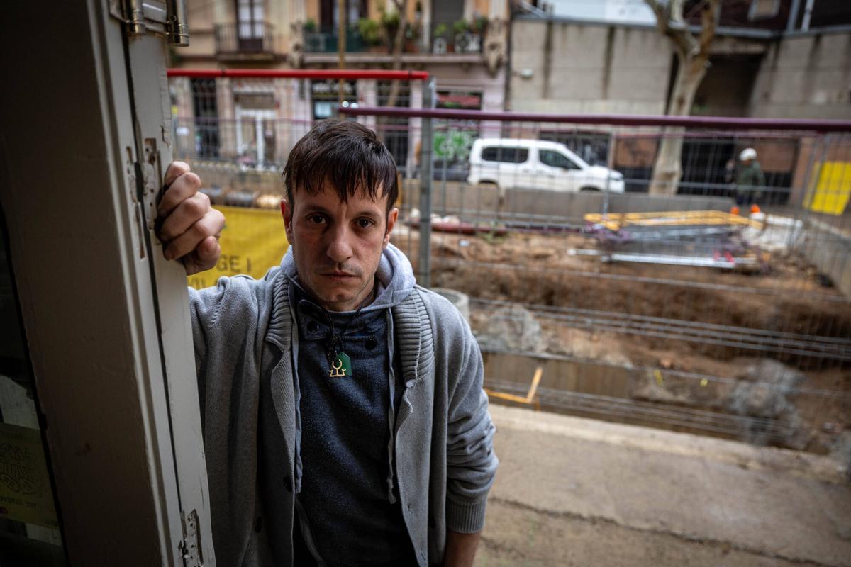 Barcelona 13/02/2026 Barcelona. Comerciantes afectados por las obras del colector de Poble-sec,que hace años que duran,se quejan de pérdida de clientes y de ingresos, despidos de trabajadores, cierre de negocios... - En la foto,Daniel en su negocio de cerveza artesanal afectado por estas obras. AUTOR: JORDI OTIX