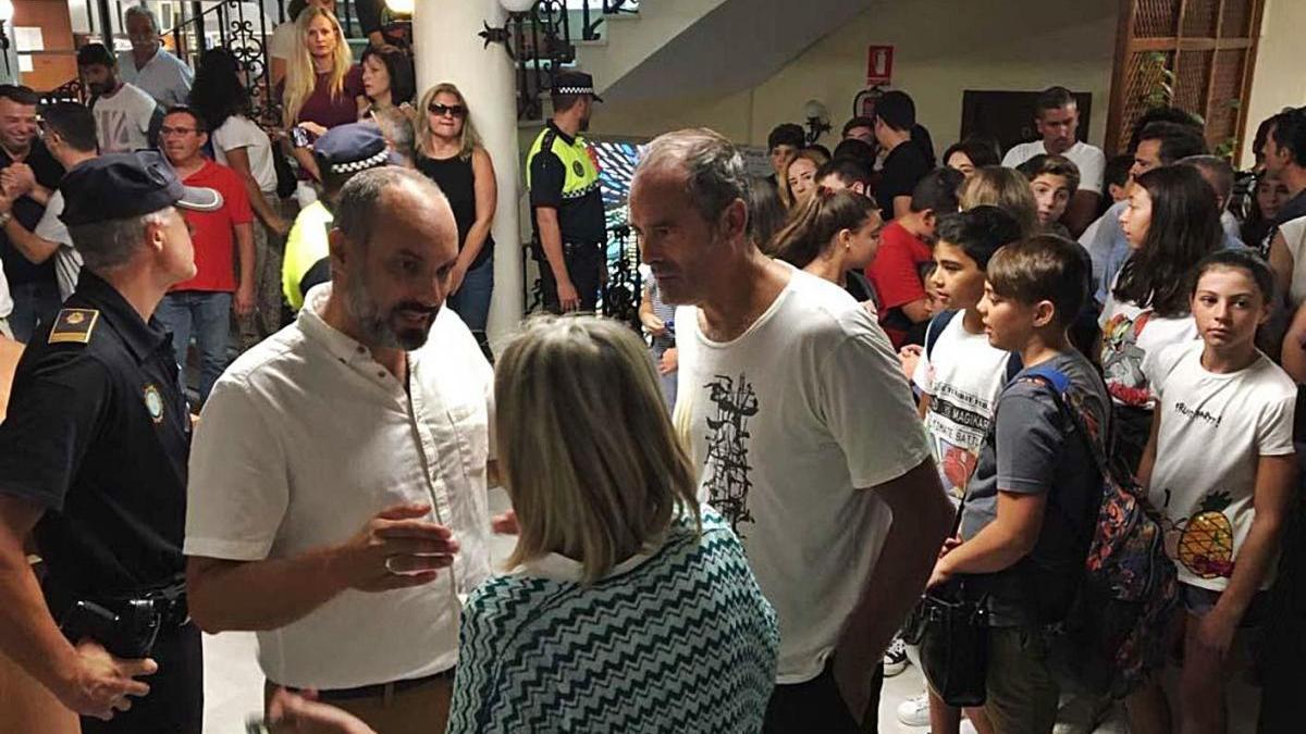 Padres de alumnos que estudian en aulas prefabricadas, en una protesta en el Ayuntamiento.