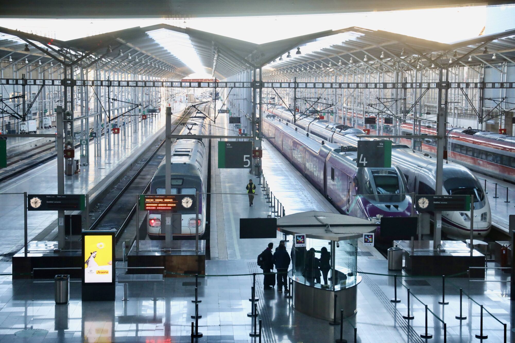 La falta de AVE Madrid-Málaga desploma de media un 26% las reservas  hoteleras en Semana Santa y apunta a pérdidas millonarias