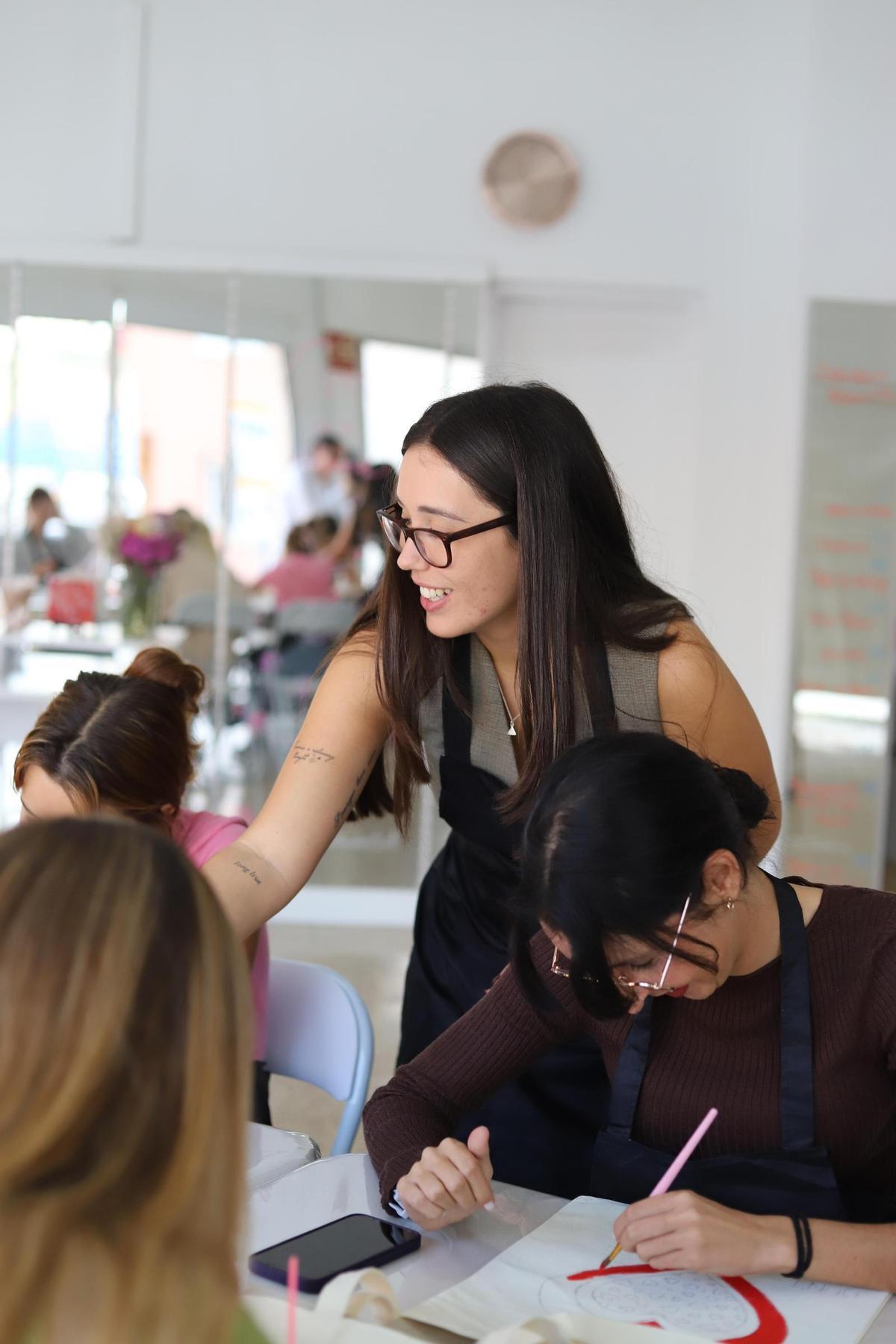 Naira Siverio, fundadora del club, junto a otras jóvenes en una actividad