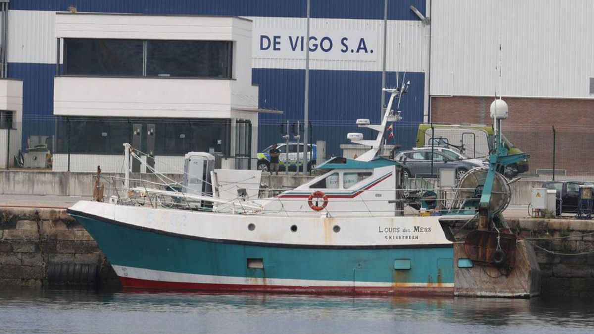 El «L´Ours des Mers» amarrado en el puerto de Vigo.