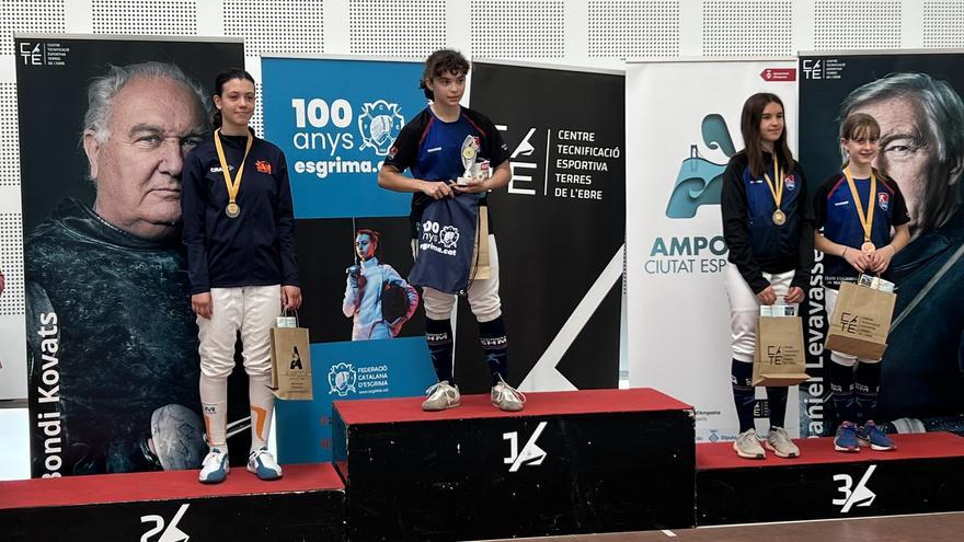 Mariona Sanahuja, al centre, i Èlia Prat i Aran Sivill, al tercer graó del podi femení