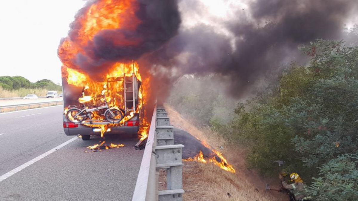 Crema una autocaravana al voral de l’AP-7 a l’altura de Biure (Girona)