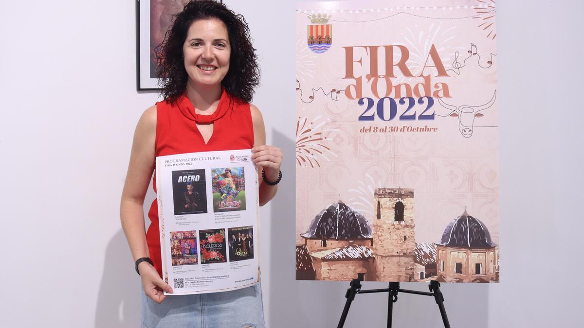 La concejala de Cultura, María Prades, con el cartel de la programación cultural para la Fira d&#039;Onda.